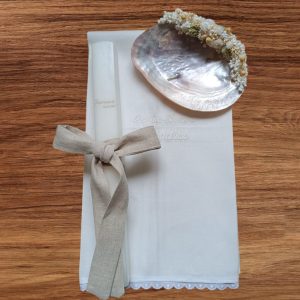 Toalha de batismo com bainhas em renda. Vela para batizado personalizável (menino ou menina) . Concha para cerimónia de batismo